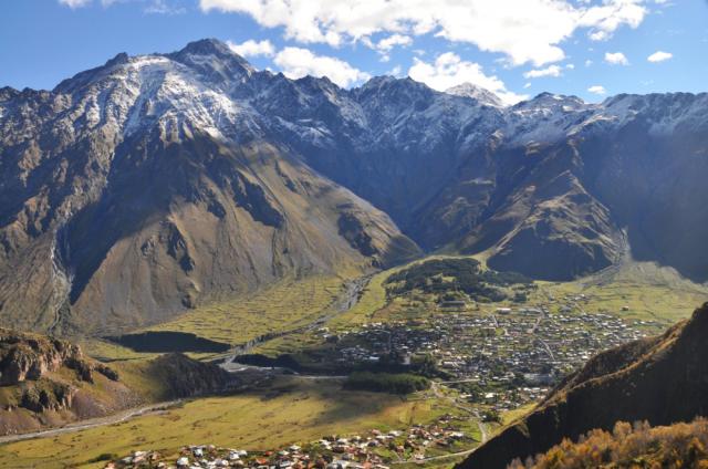 Mestečko Kazbegi v lone čarovnej kaukazskej prírody patrí k naj