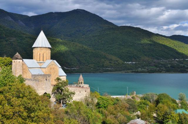 Fotogenické miesto zvané Ananuri leží priamo nad jazerom na sta