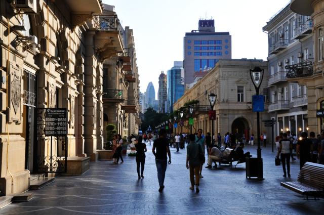 Uličky moderného Baku pripomínajú parížske bulváre. foto: Tomáš