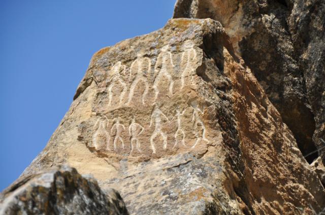 Petroglyfy v Qobustane majú tisíce rokov a inšpirovali aj Thora