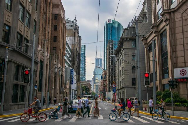 V uliciach Šanghaja sa snúbi moderná architektúra s odkazom kol