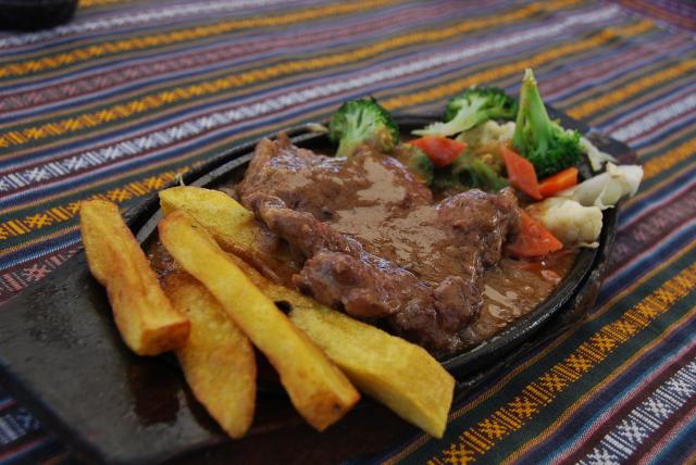 Prvý jačí steak na terase s výhľadom na starú Lhasu