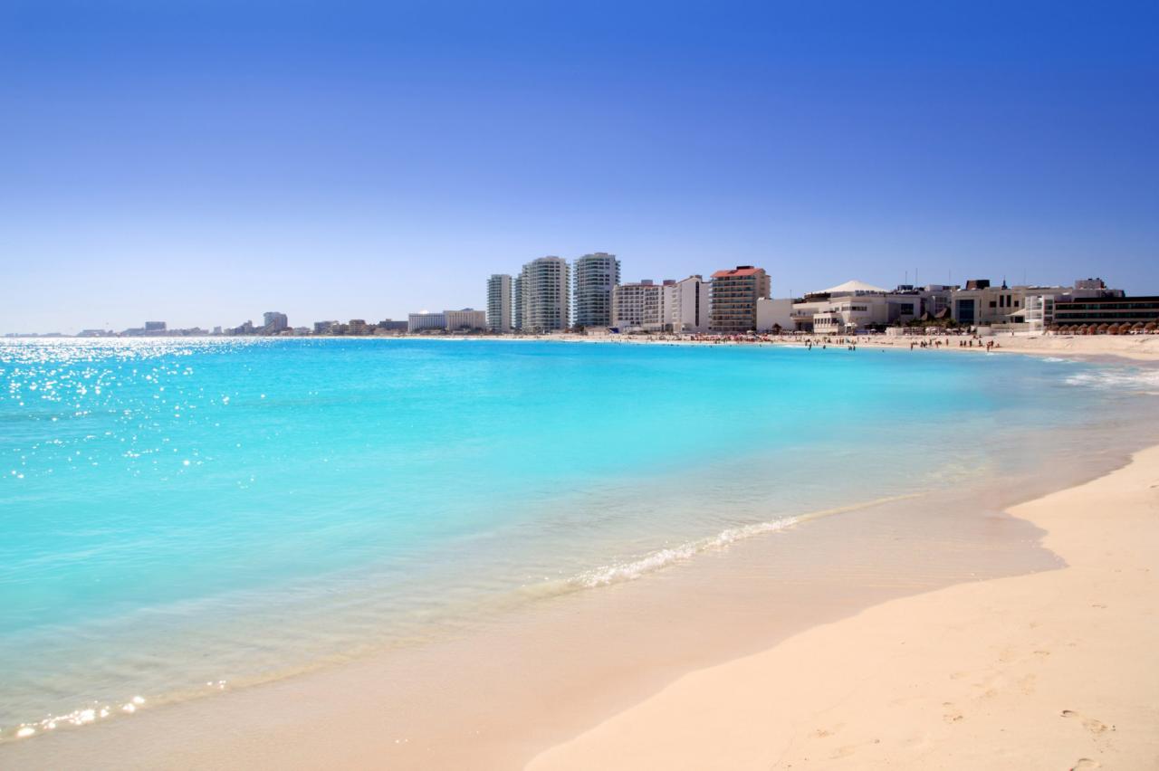 Večerný príchod do Cancunu, najväčšieho turistického centra s d