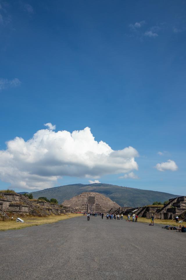 Pyramída mala svojou veľkosťou pripomínať gigantickú horu v jej