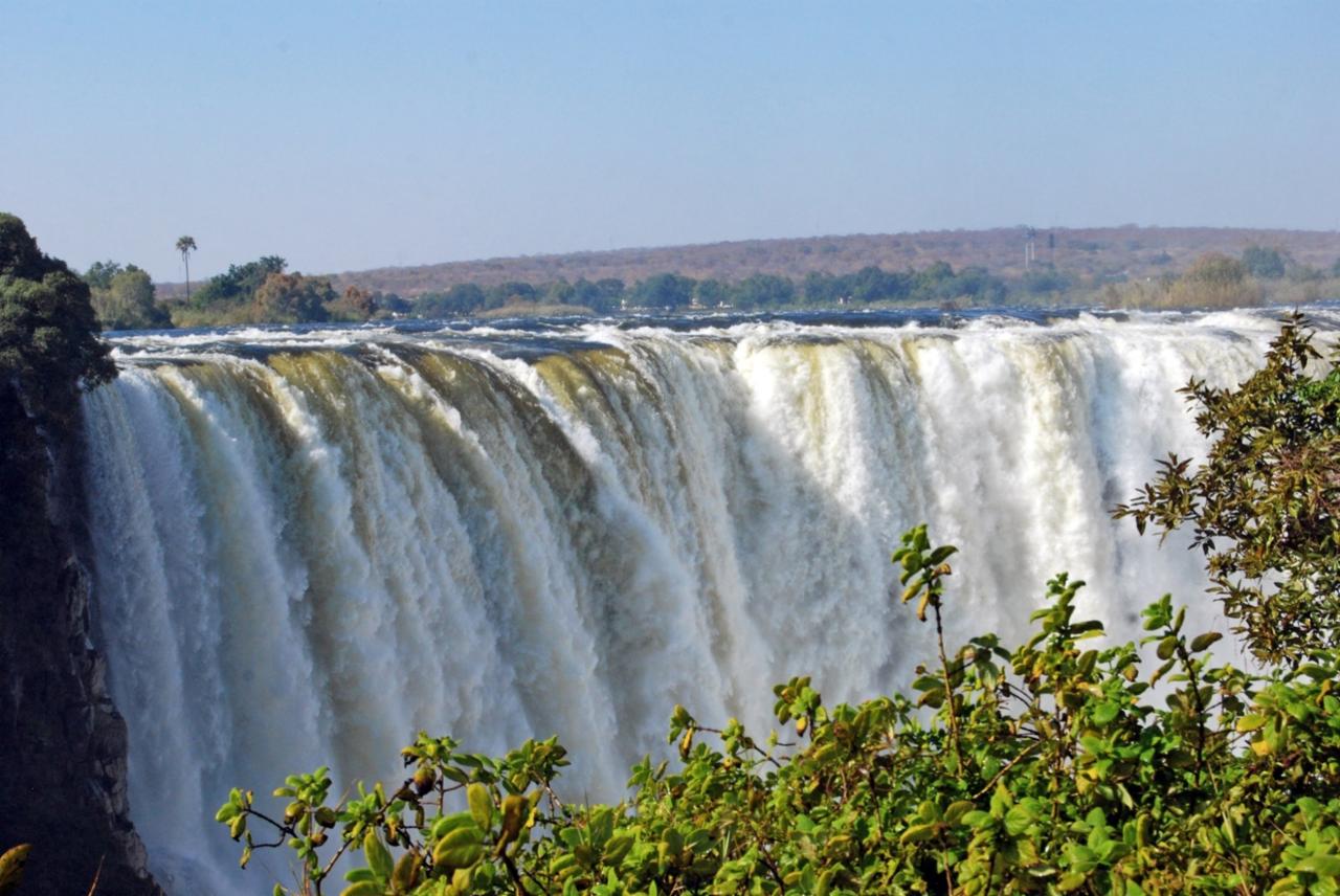 Ešte na strane Zimbabwe je Hlavný vodopád, ktorý tečie celoročn