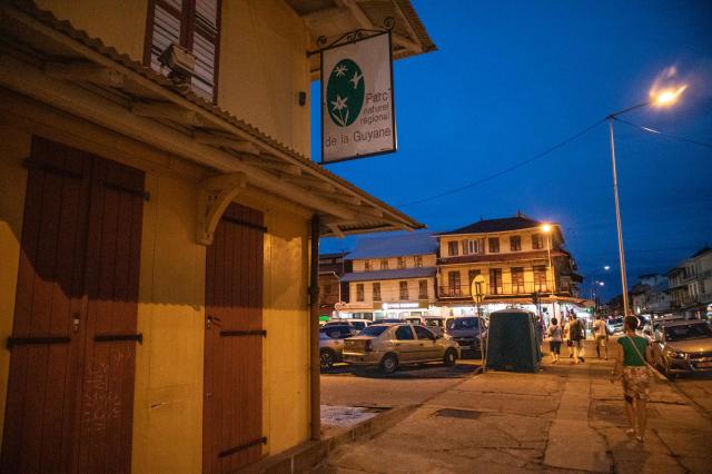 Pozor na večerné prechádzky. Vždy sa držte rád svojho  sprievod