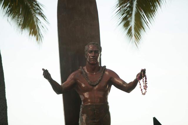 Socha Dukea Kahanamoku, športovca a rodáka z Havaja. Práve Duke
