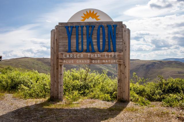 Vstupujeme do Kanady a teritória Yukon. Jeho motto znie: Väčší 