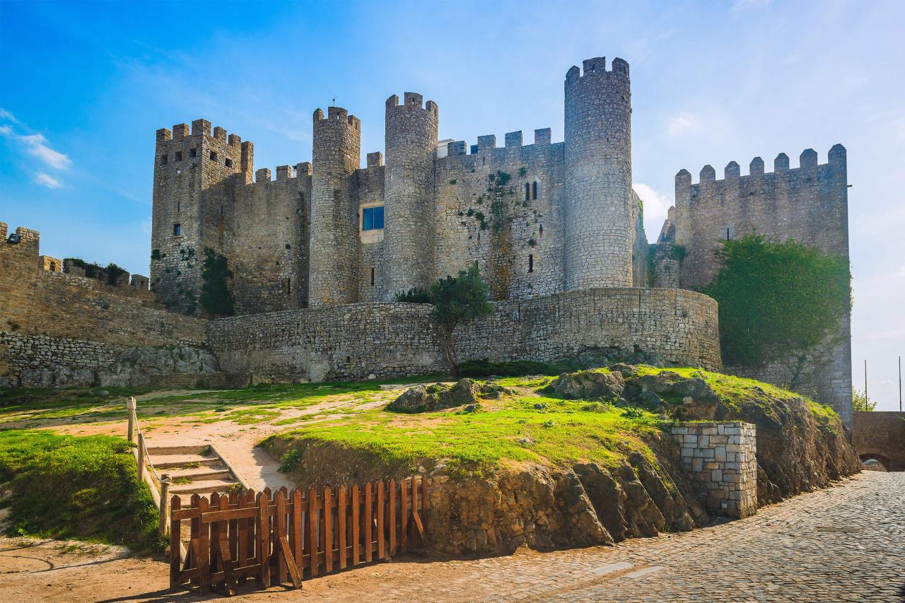 Hrad v Obidos je obkolesený pevnými múrmi. Komu sa bránili? fot