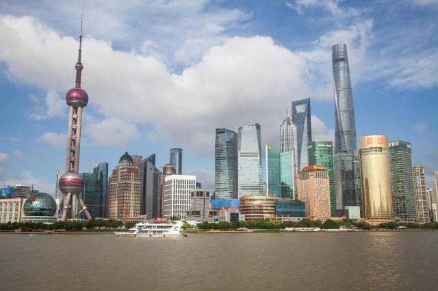 Šanghaj, štvrť Pudong, hľadíme do očí modernej a dravej Číny. V