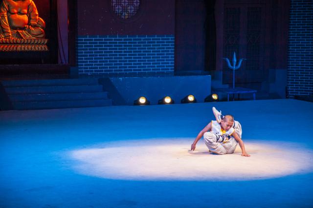 Mladí mnísi Shaolinu oplývajú ohybnosťou a šikovnosťou akú uvid