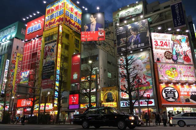 Neónová Mekka elektroniky a videohier Akihabara.
foto : Martin 