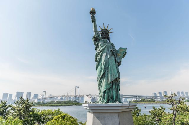 Japonská socha slobody a Dúhový most z ostrova Odaiba.
foto : M