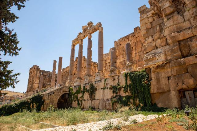 Propylae sú antickou bránou do sveta Baalbeku. Stačí vyjsť niek