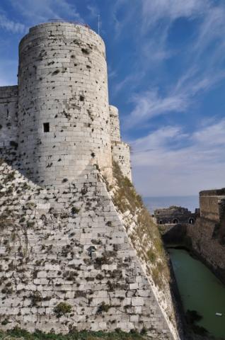 Obrovské kamenné múry uvidíme z tesnej blízkosti, pretože sa do