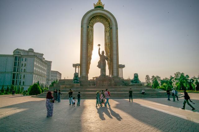 Monument je veľkolepý, zdobený zlatom (samotný Somoni drží v ru