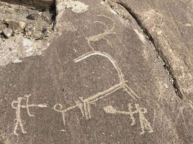 7000 ročné petroglyfy vyryté na skalách. Žiadne zábrany. 