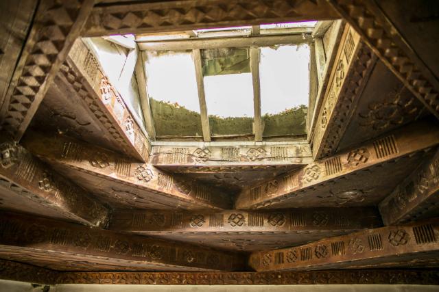 Zoroastriánske symboly v tradičnom pamírskom dome. Kedysi toto 