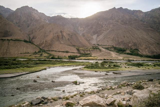 Pamir Highway -tie ostrovčeky v strede rieky Pandž už patria Af