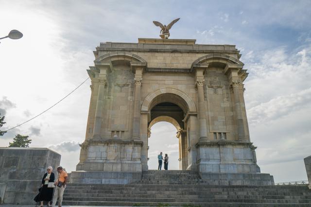 Monument aux Morts napodobujúci rímske ruiny z Timgadu foto: Ľu