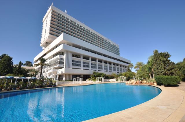 Hotel El Aurassie je zrejme najlepším v krajine. Spia tu všetky