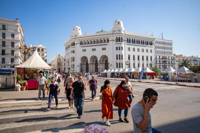 Veľká pošta - nádherná budova a za ňou Larbi Ben M'hidi foto: L