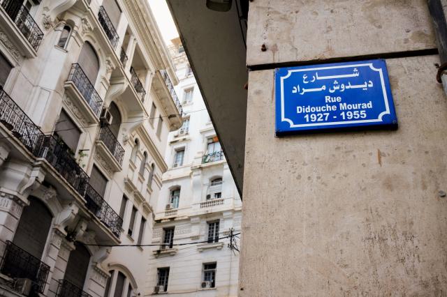 Champs-Élysées Alžíra - Avenue Didouch Murad je plná obchodov, 