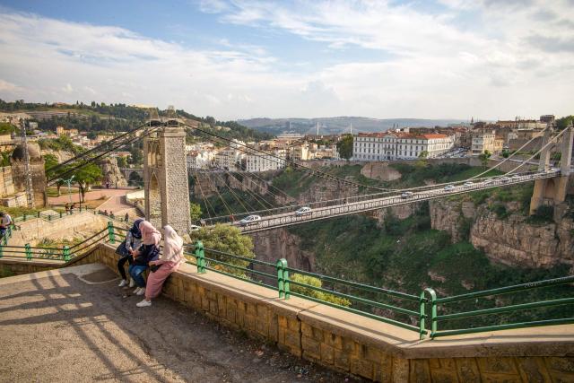 Prejdeme sa krížom cez 175 m vysoký most Gantaret El Hibal nazý