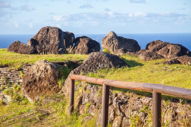 Petroglyfy vtáčieho muža v dedine Orongo. foto: Samuel Kĺč – 