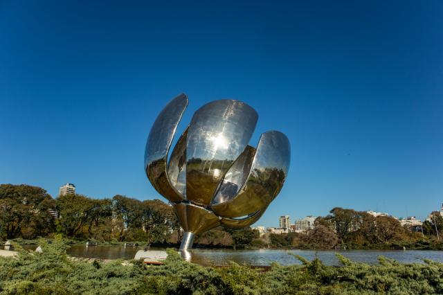 Nájdete tu aj skulptúru Floralis Genéricathe. Podľa jej tvorcu 