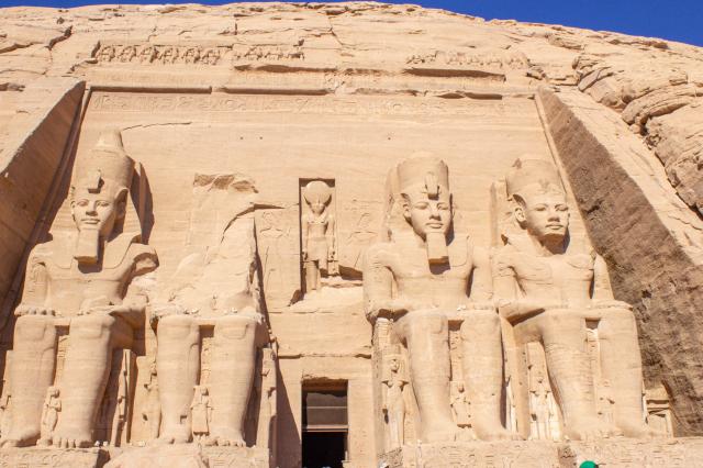 Veľký chrám v Abu Simbel je 35 metrov vysoký, jednotlivé sochy 