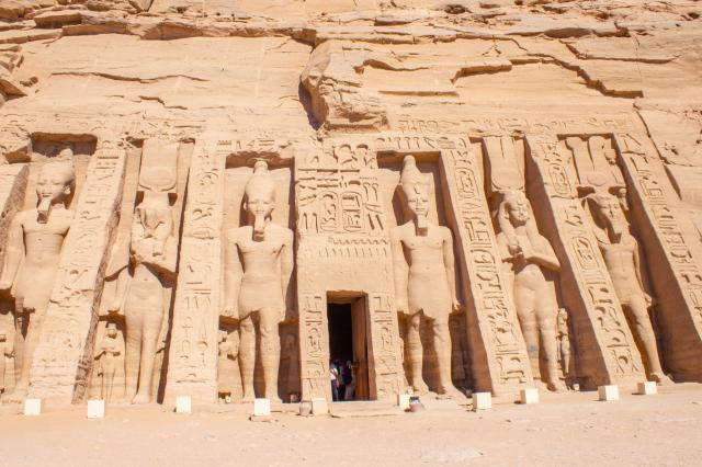 Samotný Ramses II. mal niekoľko žien, avšak jeho najobľúbenejšo