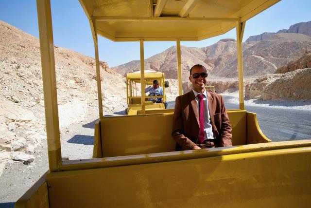 S archeológmi a egyptológmi prichádzame elektrickým vláčikom do