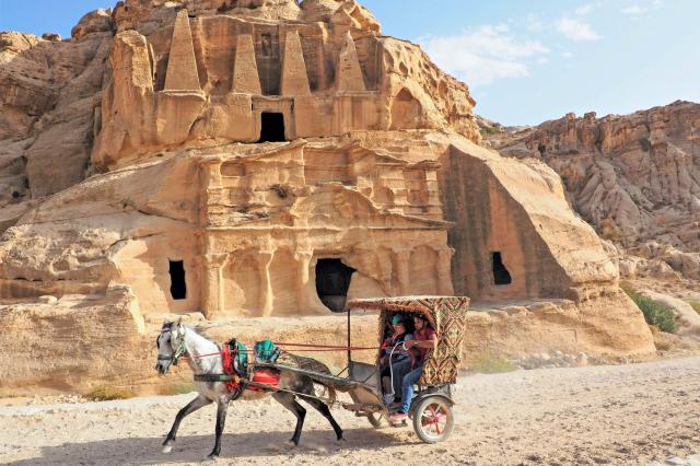 Egyptský štýl nabatejskej hrobky, okolo ktorej sa môžete takto 
