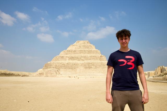 Obligátna fotografia pred pyramídou faraóna Džósera, ktorá je t