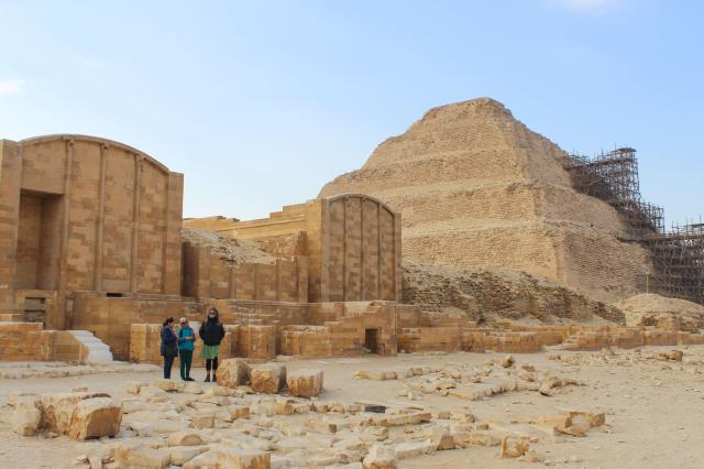 Zádušné chrámy všade naokolo hlavnej Stupňovitej pyramídy. foto