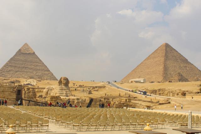 Pyramída je postavená tak, že je veľmi presne orientovaná na je
