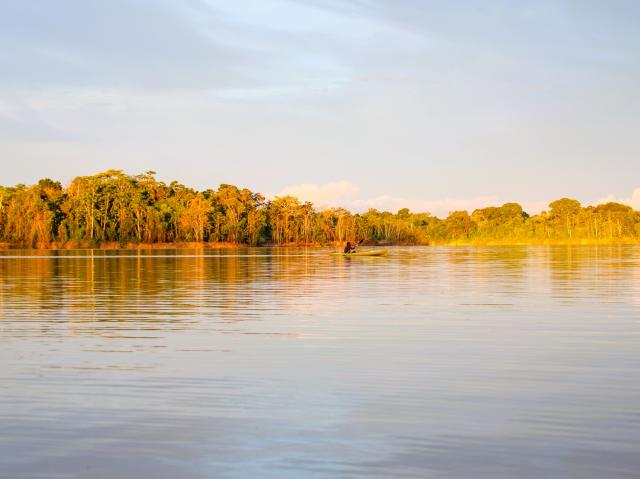 Poplavíme sa aj po Amazonke, napravo Kolumbia, naľavo Peru. fot