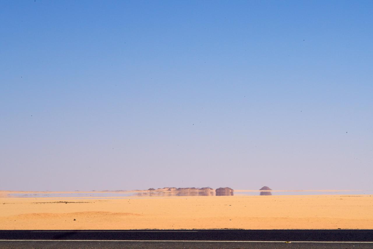 Skoro ráno vyrážame cez púšť na absolútny juh Egypta. Vidíte tu