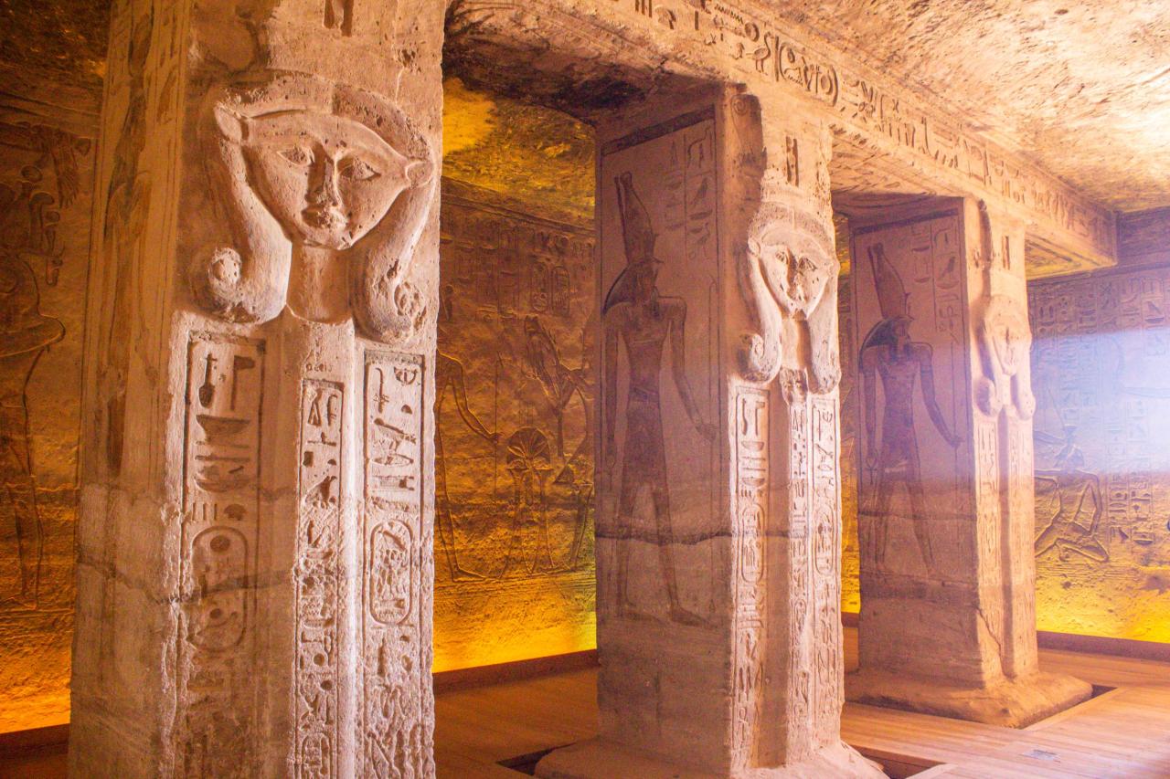 Samotný Ramses II. mal niekoľko žien, avšak jeho najobľúbenejšo