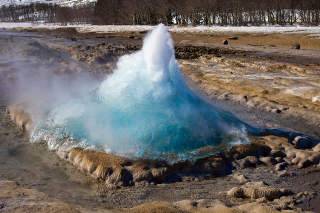 Strokkur - najznámejší islandský gejzír - tesne pred úplným vyt