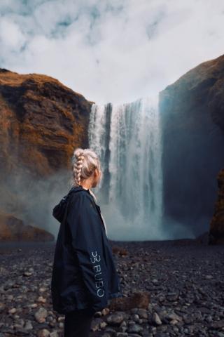 Úžasný, 60 metrov vysoký lesný vodopád, známy aj ako Skogafoss.