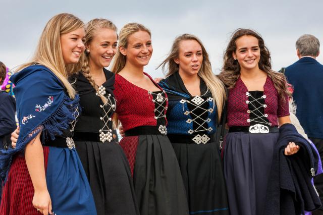 Krásne Faerčanky v krojoch. Drsný ostrov usmiatych ľudí. Domoro
