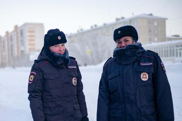 Milé policajtky na triede Lenina. Áno uvidíme aj sochu Lenina. 
