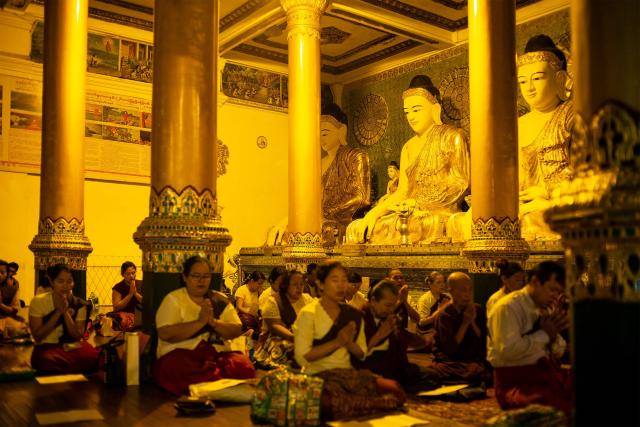 Zlatá Šwedagonská pagoda a stovky výjavov, ktoré sa Vám vtesnaj