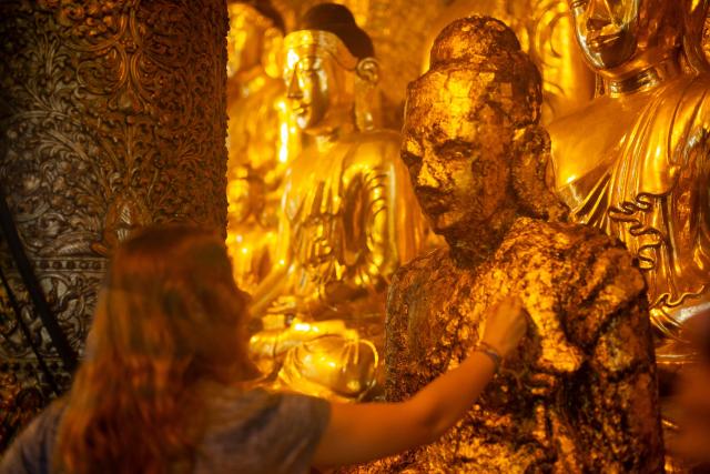 Lepíme čisté zlato na Budha. Zlato (ako aj stovky iných zážitko