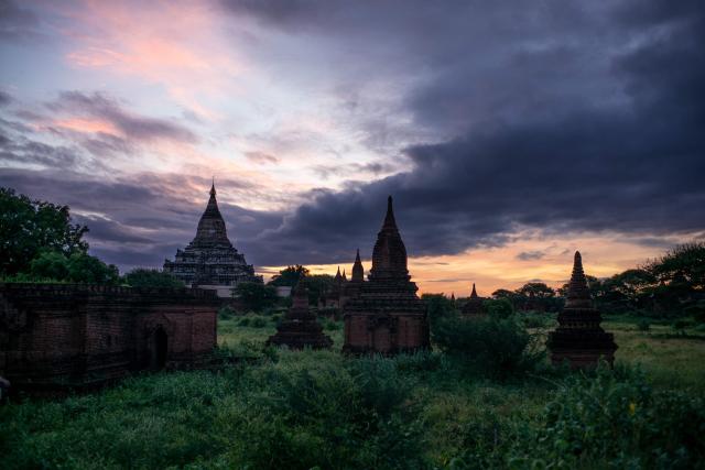 Bagan - adept na najkrajšiu pamiatku sveta -východ slnka. Fotog