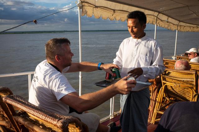 Plavba po mohutnej rieke Irawady s pivkom Myanmar, Fotografia: 