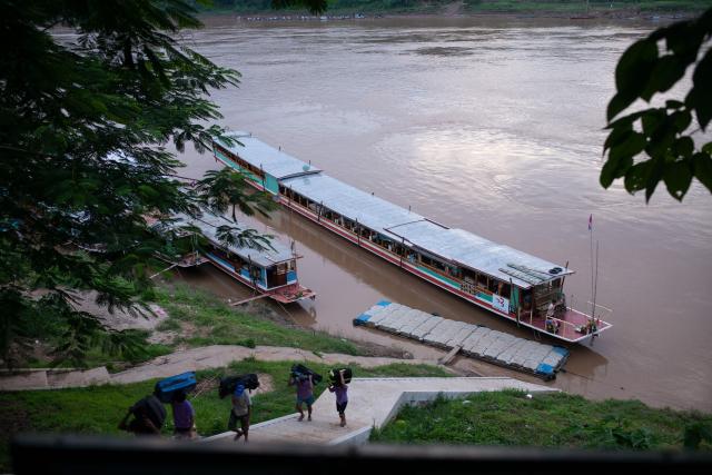 Naša loď, ktorou sme splavili Mekong na poslednej ceste. Nosiči