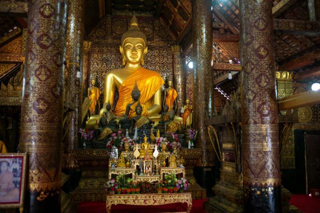 Vnútro najvýznamnejšieho chrámu Luang Prabang, WAT XIENG THONG.